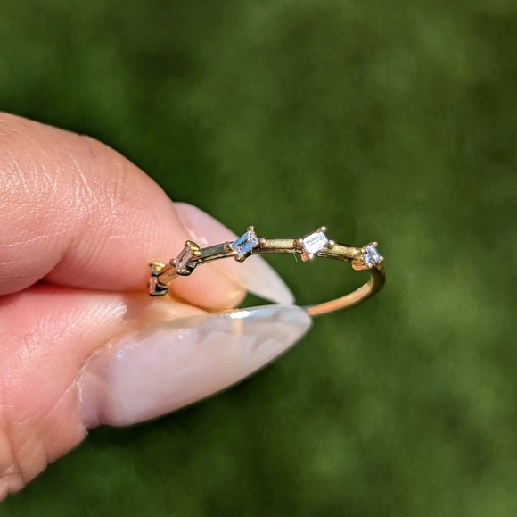 18K Yellow Gold Staggered Baguette Diamond Band - Picture 2 of 6